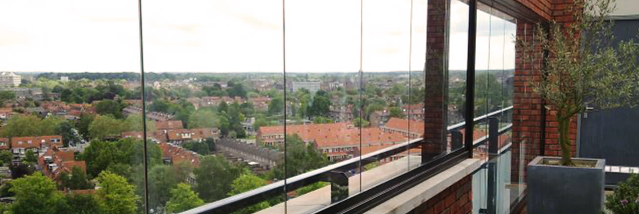 Balkon Glas Glazen windscherm van glaspanelen met een draai-schuifsysteem.