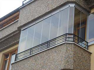 balkonbeglazing met ronde hoeken, glazen schuifwand i.c.m. balustrade.