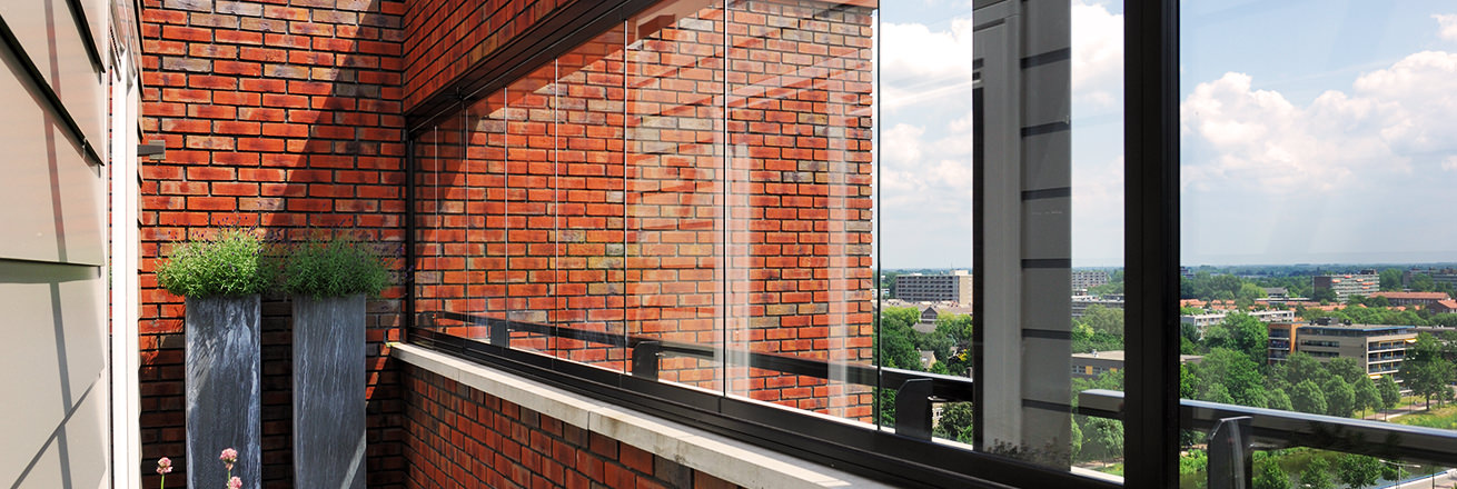 Balkon glas Glazen schuifwand met glaspanelen op een balustrade.