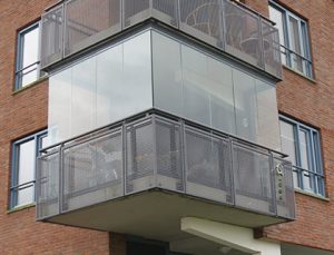 Balkonbeglazing Glazen schuifwand met glaspanelen zonder staande profielen.