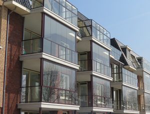Balkonbeglazing Glazen schuifwand met glaspanelen zonder staande profielen.