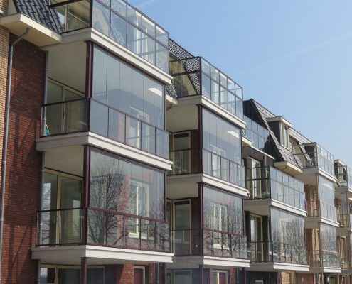 Balkonbeglazing Sliedrecht met glazen draai-schuifwand op de balustrade geplaatst.